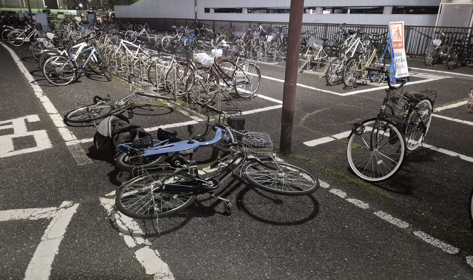 지진으로 인해 쓰러진 자전거들