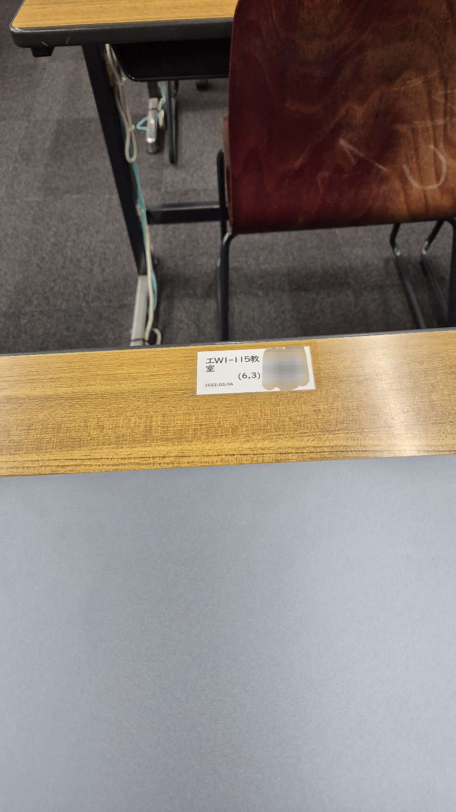 책상 위 출석체크용 QR코드